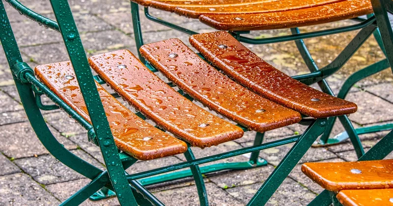 Mobilier de terrasse face à l'océan : ce qui tient, ce qui casse