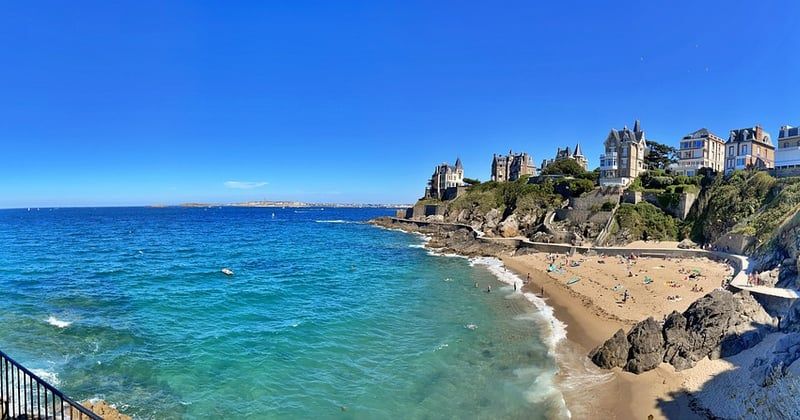 Comment aménager une villa de luxe en bord de mer avec style